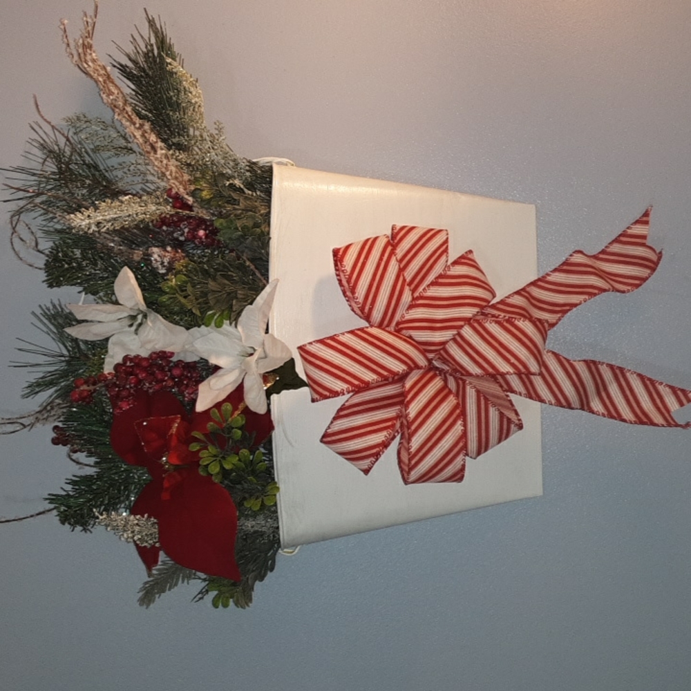 Wall pocket Christmas arrangement